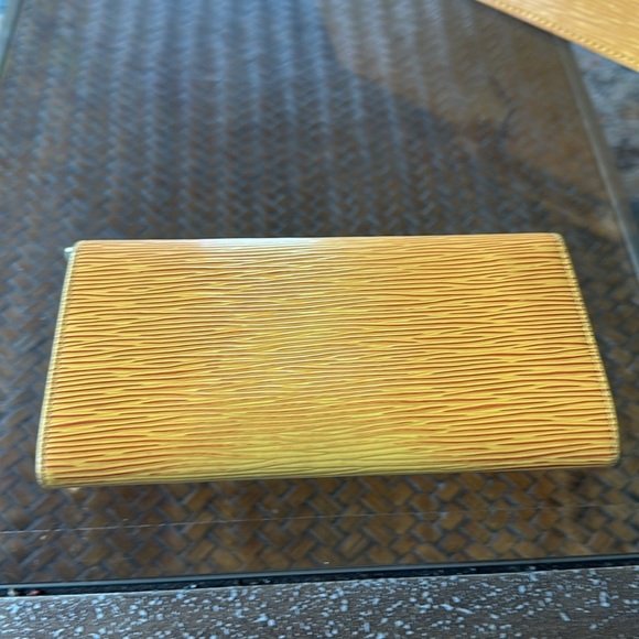 Louis Vuitton Epi Sac Triangle Tassil Purse yellow with matching wallet. - Picture 5 of 17
